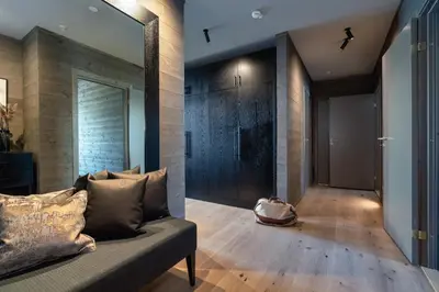 a living room with a couch and a mirror at Riddertunets top notch in Beitostøl