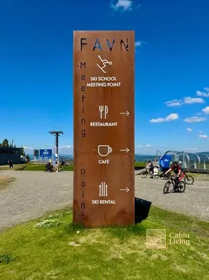 a sign on the side of a dirt road at New ski in-out apartment with sauna in Hafjell in Øyer