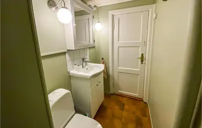 a small bathroom with a toilet and a sink at Stunning Home In Tyinkrysset in Tyinkrysset