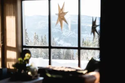 a view of a snowy mountain through a window at Moderne ski-in & ski-out hytte i Valdres, Norge - alt inkludert for ditt fjelleventyr in Aurdal