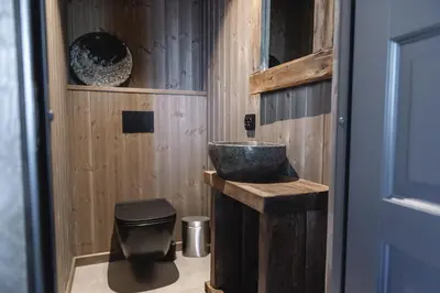 a bathroom with a bowl sink and a toilet at Moderne ski-in & ski-out hytte i Valdres, Norge - alt inkludert for ditt fjelleventyr in Aurdal