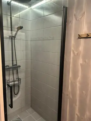 a bathroom with a shower with a shower curtain at Vangslia, Oppdal. Lekker leilighet med ski inn/ski ut in Oppdal