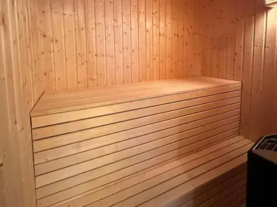 a wooden sauna with a wooden shelf in it at Bjelbølens stjernely in Beitostøl