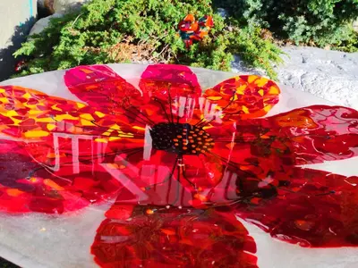 a bunch of red glass flowers on a table at Lensmannsgården in Namdalseid