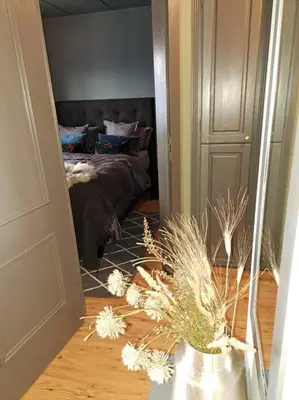 a room with a bed and a vase with a plant at 2 leiligheter med nydelig utsikt og hotell-følelse in Beitostøl