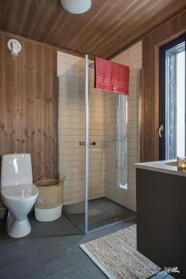 a bathroom with a shower with a toilet and a sink at Nydelig og Moderne hytte på Kikut Geilo - 6 senger, 4 soverom og jacuzzi in Geilo