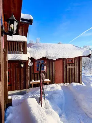 a pair of skis in the snow in front of a building at Koselig familiehytte på vakre Dagali - nær Geilo in Dagali