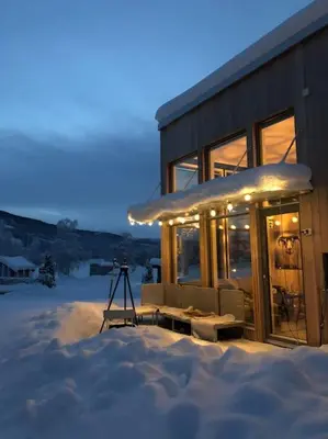 a house in the snow with a camera at Delikat hytte omgitt av Hallingdals vakre fjell in Ål