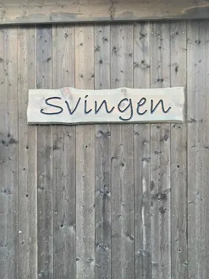a sign on the side of a wooden fence at New mountain lodge - Geilo-Kikut - Great location in Geilo