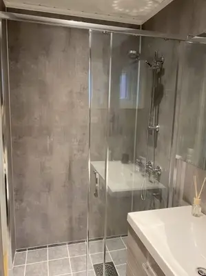 a bathroom with a shower and a sink at Helt ny rorbu på Slyngstad i Ålesund Kommune in Ålesund