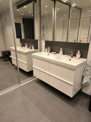 a bathroom with two sinks and two mirrors at Florvåg -flott utsikt mot byen in Florvåg