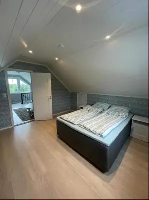 a bedroom with a large bed in a room at Leilighet med gratis parkering og WiFi in Kristiansund