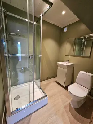 a bathroom with a shower and a toilet at Leilighet med gratis parkering og WiFi in Kristiansund