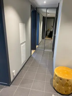 a hallway with a stool and a hallway with a room at Leilighet med panoramautsikt Sjusjøen Innendørs parkering in Sjusjøen