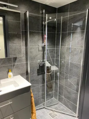 a shower with a glass door in a bathroom at Leilighet med panoramautsikt Sjusjøen Innendørs parkering in Sjusjøen