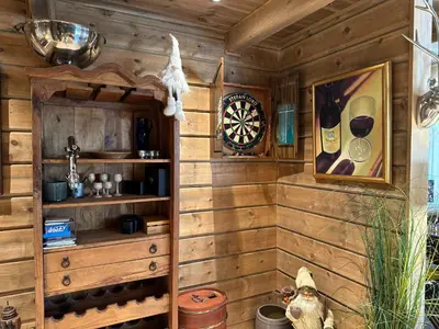 a wooden cabin with a dartboard and a cat in it at Bjødnabakkens historie in Beitostøl