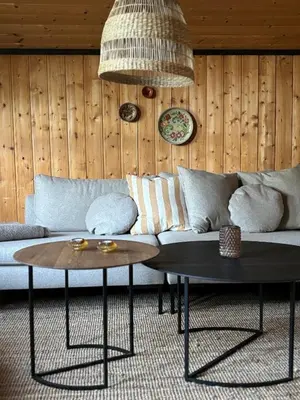 a living room with a couch and a table at Hytte nær Ål in Vass
