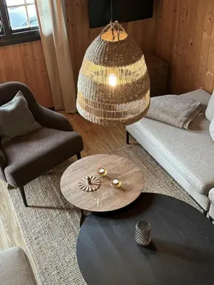 a living room with a coffee table and a chandelier at Hytte nær Ål in Vass