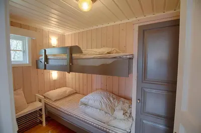 a small room with two bunk beds in it at Kvetos fjellgårdsutsikt in Beitostøl