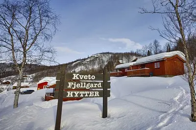 a sign in the snow in front of a building at Kvetos fjellhytte in Beitostøl