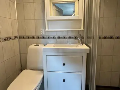a bathroom with a toilet and a sink and a mirror at Kvetos fjellhytte in Beitostøl