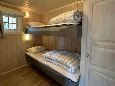 a room with two bunk beds in a cabin at Kvetos fjellhytte in Beitostøl