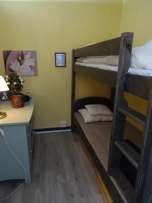 a room with two bunk beds and a desk at Actif 106 - Hallingheim apartment ski inn/ski ut in Ål