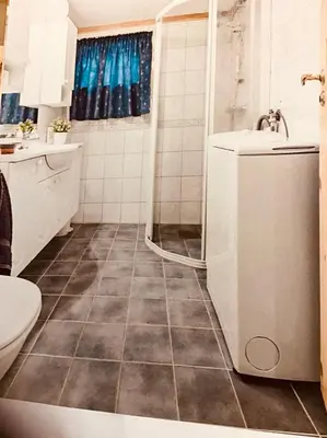 a bathroom with a shower and a toilet and a sink at Perlen på solheim I Hyen in Vereide