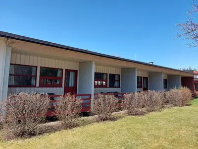 a building with a row of bushes in front of it at Øiseth Hotell AS in Rendalen