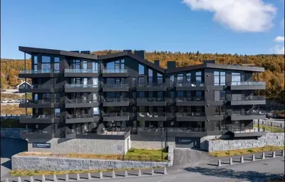 an apartment building with a lot of windows at Riddertunets harmoni in Beitostøl