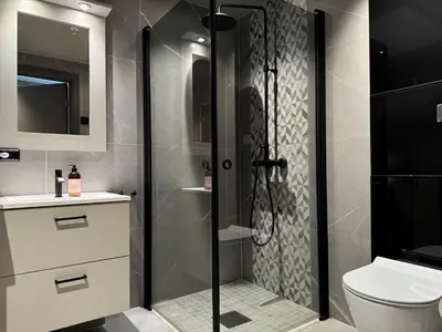 a bathroom with a shower and a toilet at Riddertunets harmoni in Beitostøl