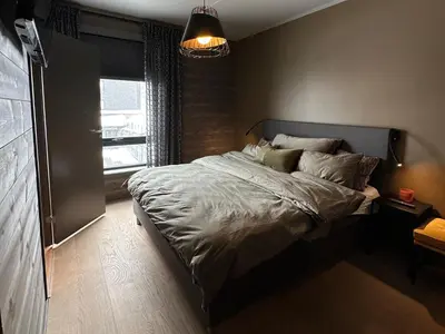 a bedroom with a bed and a window at Riddertunets harmoni in Beitostøl