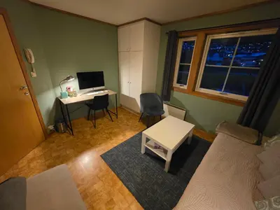 a small room with a desk and a computer in it at Rom 4 i bufellesskap in Sogndal