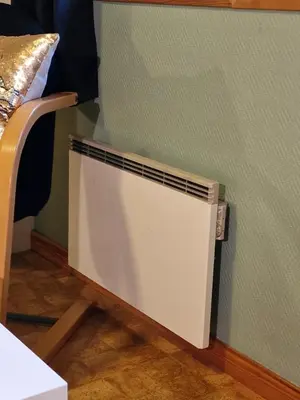 a air conditioner sitting on the corner of a wall at Rom 4 i bufellesskap in Sogndal