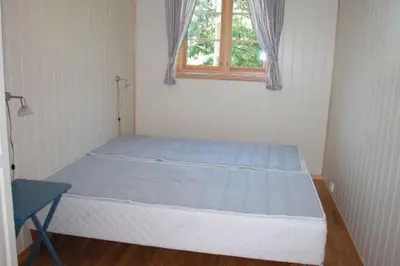 a bedroom with two beds and a window at Spacious house by the Hardangerfjord in Hesthamar